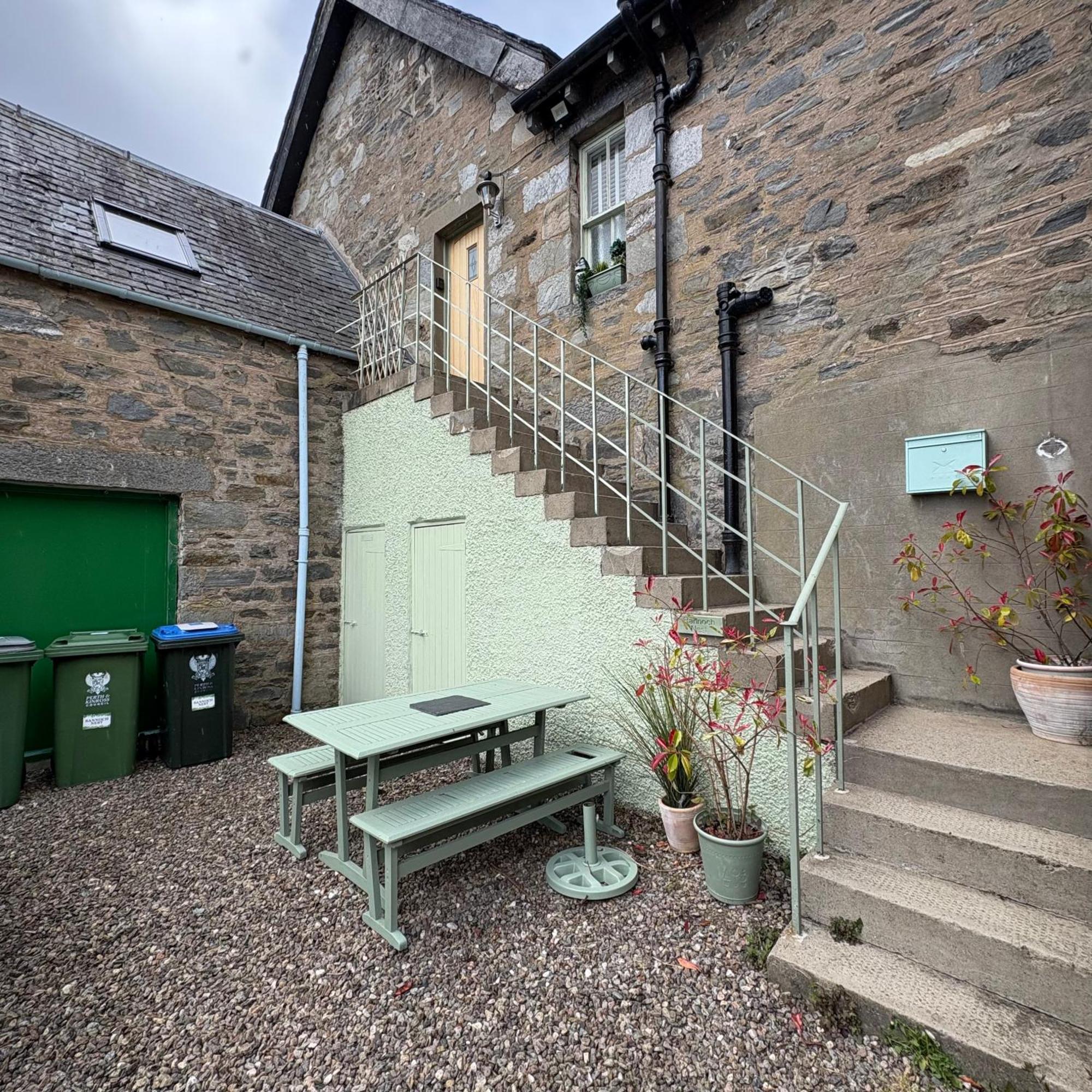 The Rannoch Nest, Kinloch Rannoch Apartment Bagian luar foto